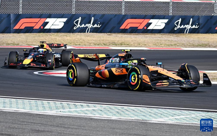 威廉姆斯力克阿斯顿马丁，汉密尔顿点燃赛场