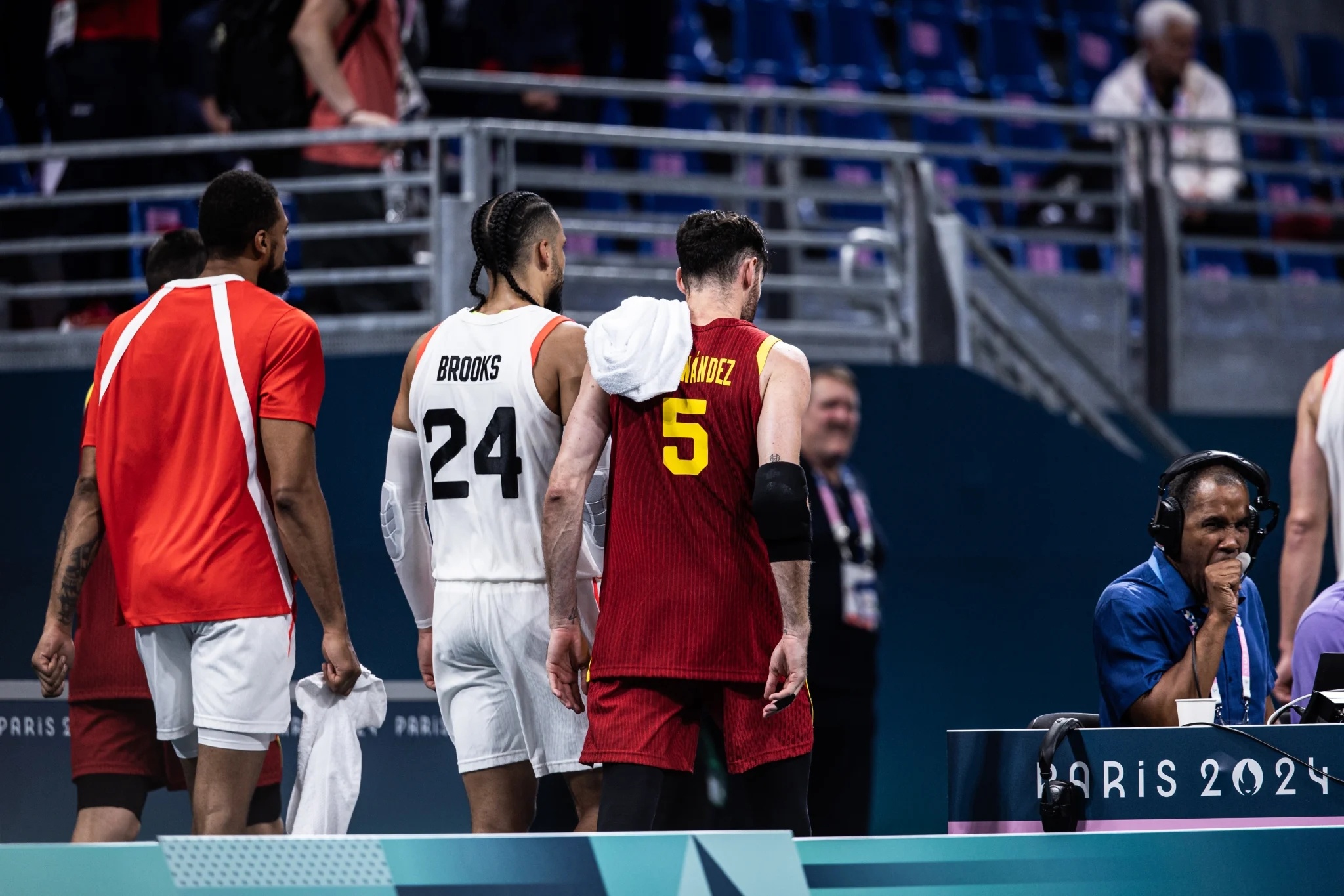 日本男篮绝杀澳大利亚男篮，字母哥三分雨点燃全场