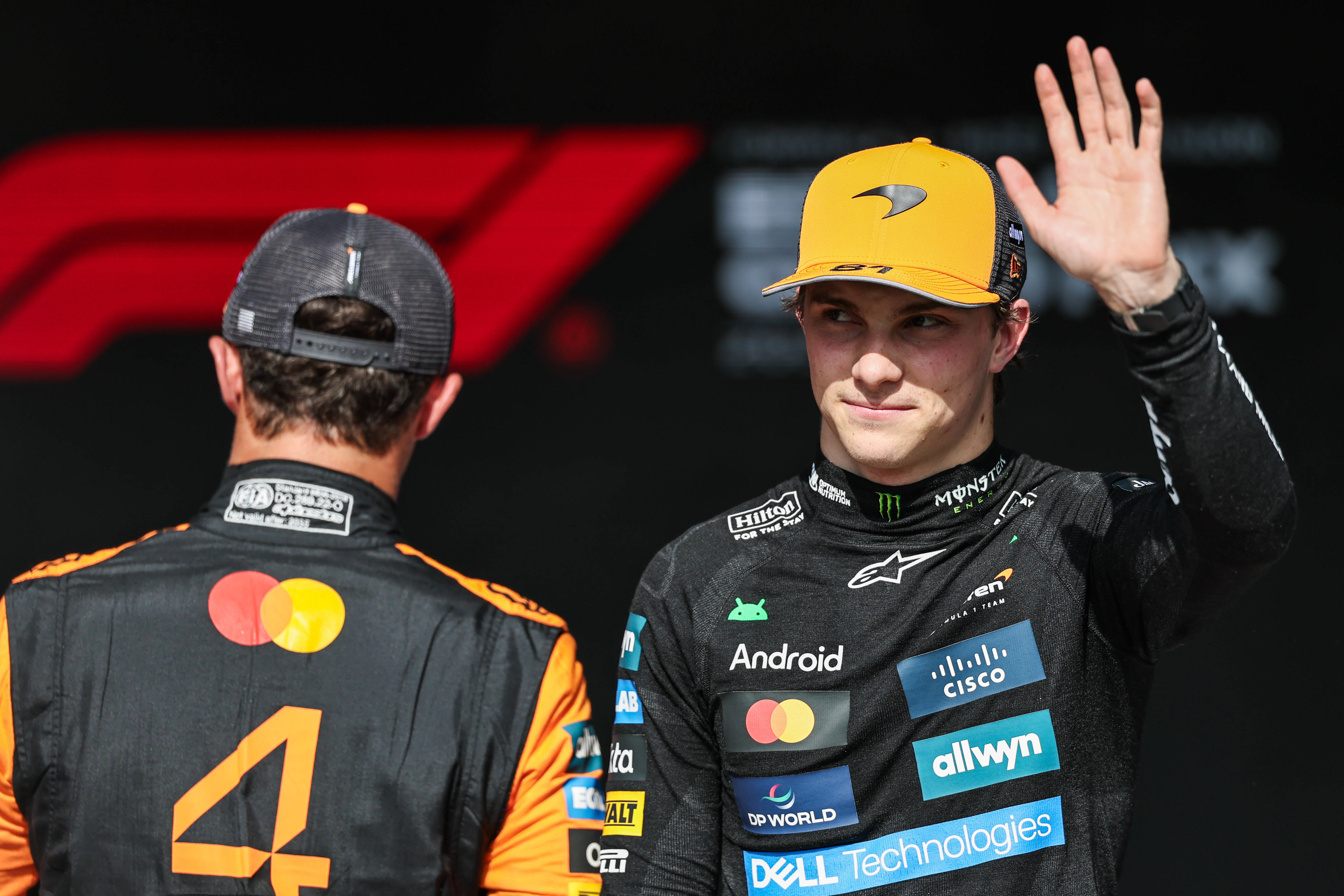 雷诺车队鏖战迈凯伦，皮亚斯特里关键制胜