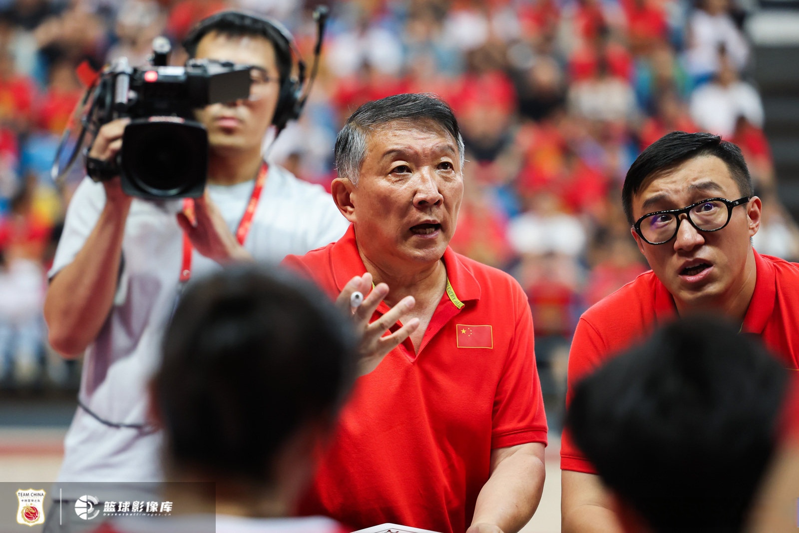 球队训练备战迎接挑战，冠军梦不可或缺