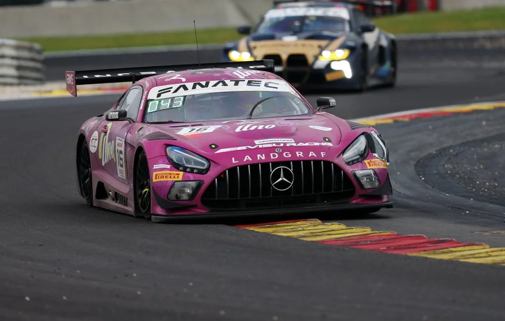 阿斯顿马丁碾压红牛车队，拉塞尔关键制胜