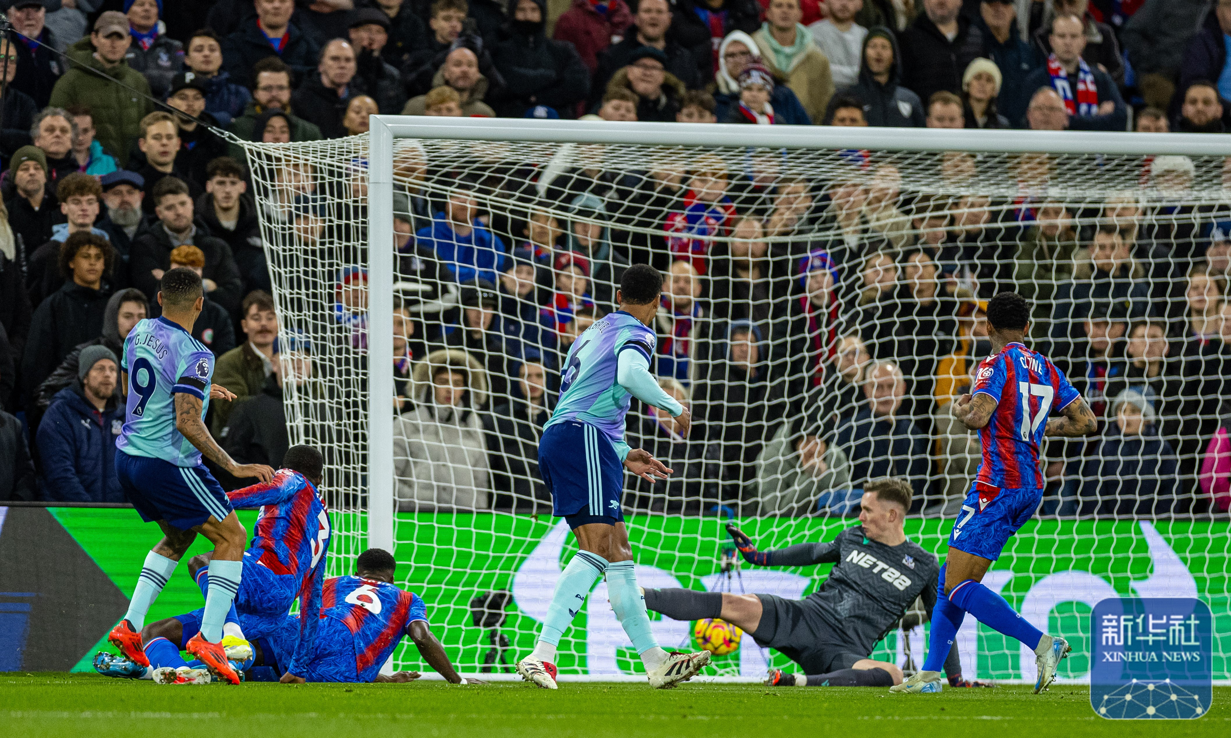 足球赛场再现激烈对决，硝烟四起展现魅力