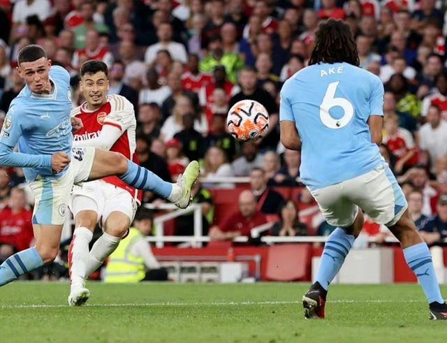 联赛战局白热化，卫冕冠军不敌对手，胜负悬念未定