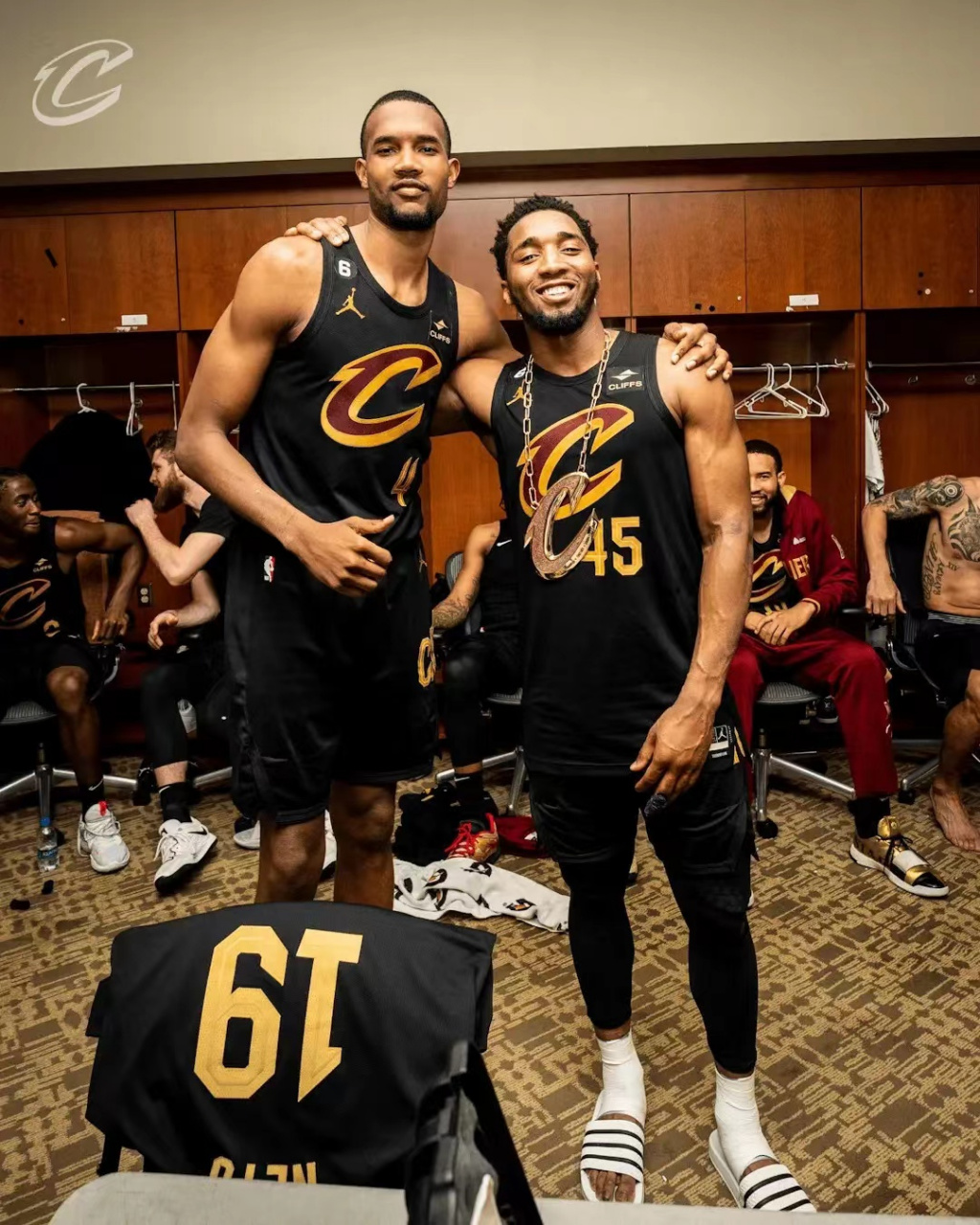 热火险胜广州队，米切尔惊艳四座