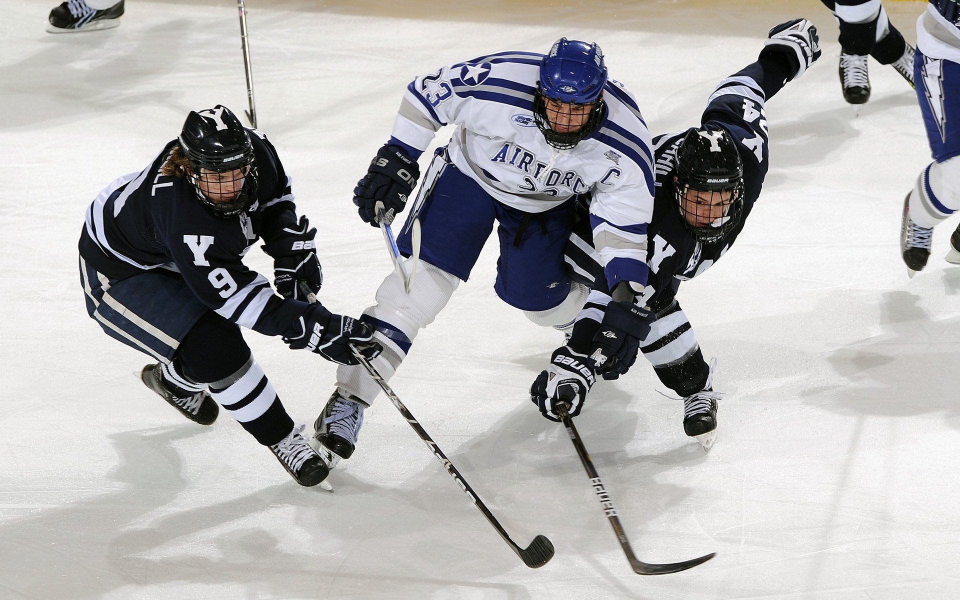 绿茵场外的政治角力，当英超争冠战火遇上伊朗的外交红牌